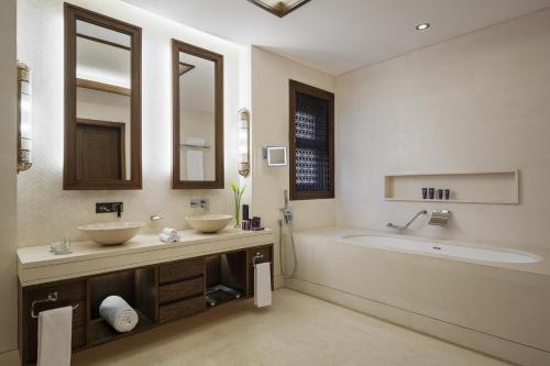 y baño con 2 lavabos y bañera. en InterContinental Durrat Al Riyadh Resort & Spa, an IHG Hotel, en Riad