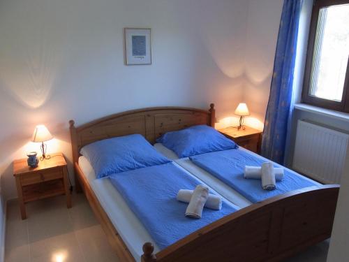 カプデペラにあるS'Olivaのベッドルーム1室(青いシーツと青い枕のベッド1台付)