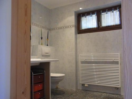 カプデペラにあるS'Olivaのバスルーム(トイレ、洗面台付)、窓が備わります。