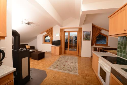uma cozinha com uma sala de estar e uma sala de jantar em Appartement Hutegger em Schladming