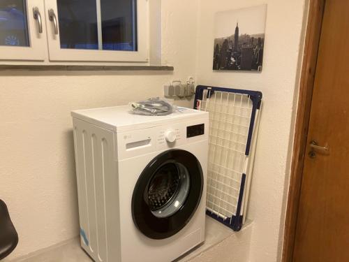 a washing machine in a corner of a room at Hegedal Fjordhouse in Hobro