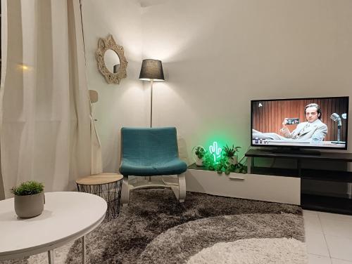Isalos Trykonos Garden Thessaloniki - Close to Helexpo - Central Oasis with free parking