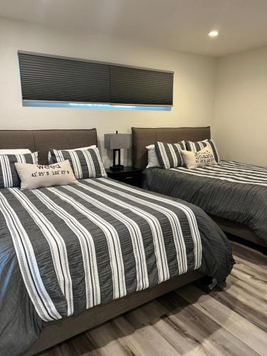 a bedroom with two beds and a window at Lake Shastina Golf Resort in Weed