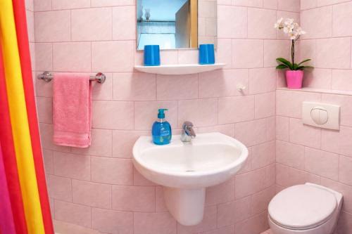 ein Badezimmer mit Waschbecken und Toilette in der Unterkunft Pension Bertuch in Peitz