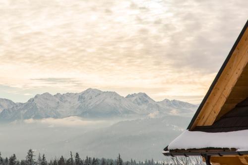a view of the mountains from the inside of a tent at udanypobyt Dom Forest Prestige House in Rzepiska