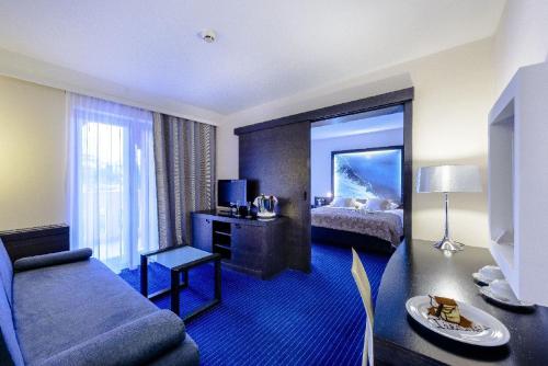 Televisyen dan/atau pusat hiburan di Hotel Lapad