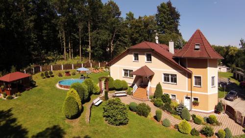 an aerial view of a house with a yard at Penzion Pohoda Sokolov in Sokolov