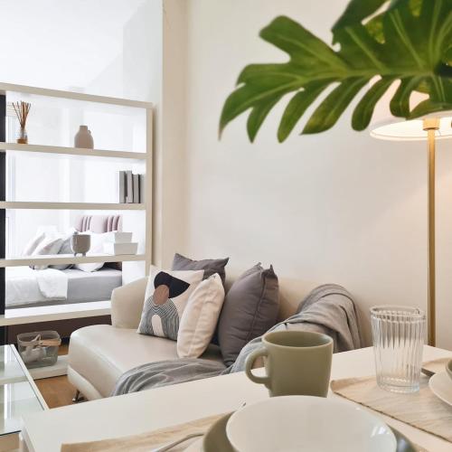 a living room with a couch and a mirror at Opal in Ban Zong Katiam