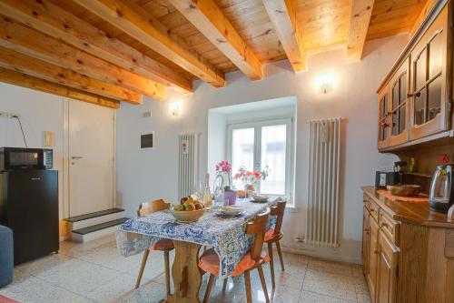 a kitchen with a table with chairs and a tableasteryasteryasteryasteryasteryastery at Vida Boa Apartments in Nago-Torbole