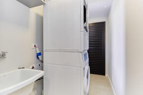 a white refrigerator in a kitchen with a sink at Apto confortável Centro/Batel in Curitiba
