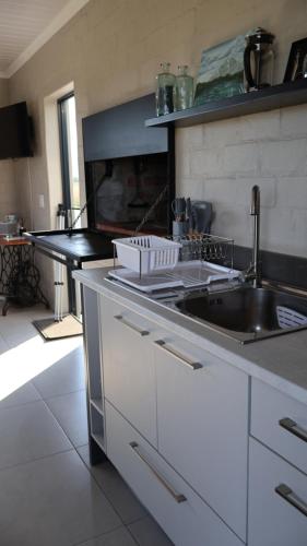 eine Küche mit Spüle und Arbeitsplatte in der Unterkunft Two Lakes in Bettyʼs Bay