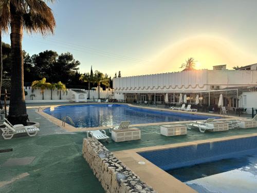 Family house 2 pools Cala Blanca