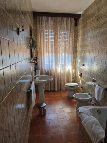 a bathroom with two sinks and a toilet at Villa Cantalupo 1 in Sillavengo