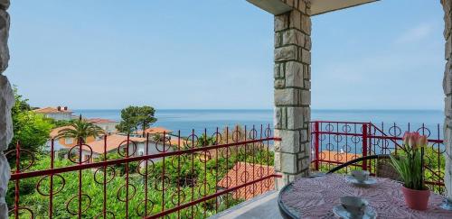 Apartment Crveni - a three bedroom apartment with a stunning sea view