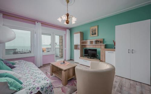 Apartment Crveni - a three bedroom apartment with a stunning sea view