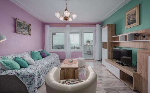 Apartment Crveni - a three bedroom apartment with a stunning sea view