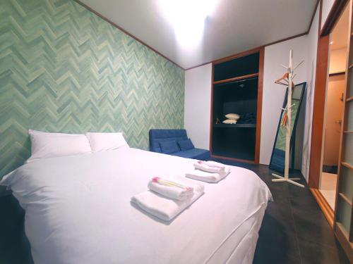Kyobashi Station Walking Distance ,Direct Access to USJ, Kansai Airport, Kyoto, Nara ,Maximum 4 Guests