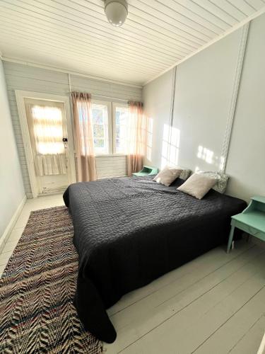 a bedroom with a large bed in a room at Vuohensaari, Rantatalo 3 in Salo