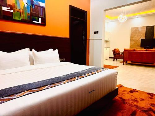 a bedroom with a bed and a living room at Pieme Hotel Residence in Migade