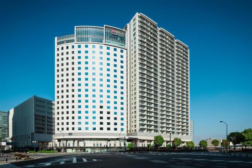 a tall white building with a lot of windows at Hilton Garden Inn Yokohama Minatomirai in Yokohama