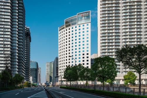 an empty street in a city with tall buildings at Hilton Garden Inn Yokohama Minatomirai in Yokohama