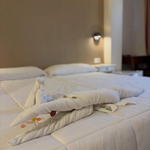 a white bed with towels on top of it at Hotel Moya in Navalmoral de la Mata