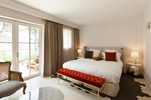 Кровать или кровати в номере Mas des Herbes Blanches Hôtel & Spa – Relais & Châteaux