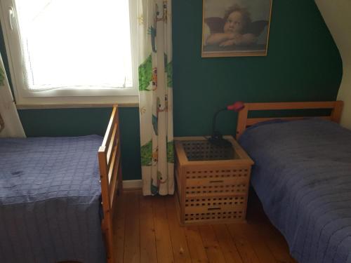 a bedroom with two twin beds and a window at Ferienwohnung Martino in Simmern