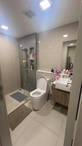 a bathroom with a toilet and a shower and a sink at quintara arte 52,on nut in Bangkok