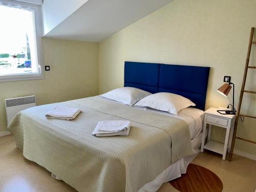 a bedroom with a large bed with two towels on it at Greg House 49 - Chambres d'Hôtes in Beaupréau