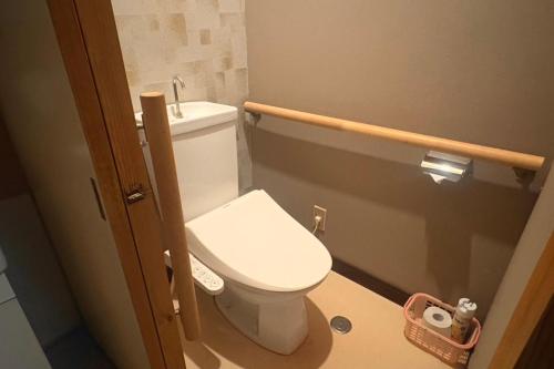 ein Badezimmer mit einer weißen Toilette in einem Zimmer in der Unterkunft Suehirokan in Tagami