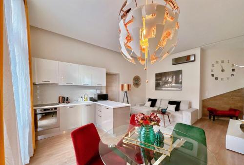 Luxe 3BED 3BATH with Balcony & Views by NewYork Café