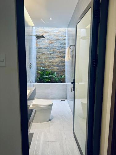 a bathroom with a toilet and a sink and a window at Ideal for your vacation! in Buôn Dhă Prŏng