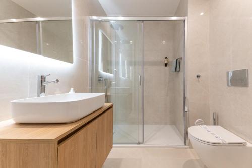 Luxury Marina Apt 5 Pools Gym & Garage