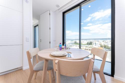 Luxury Marina Apt 5 Pools Gym & Garage
