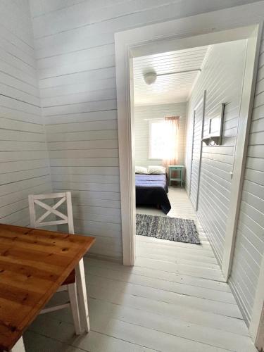 a hallway leading to a bedroom with a bed at Vuohensaari, Rantatalo 4 in Salo