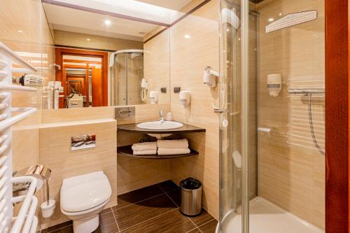 ein Badezimmer mit Toilette, Waschbecken und Dusche in der Unterkunft Meduza Hotel & Spa in Mielno