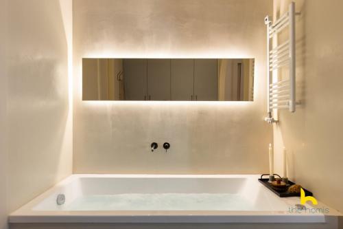 Romantic Hideaway Near Acropolis, Tub & Fireplace!