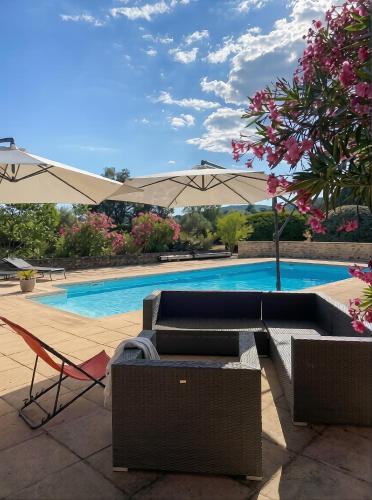 Spacious villa, pool and large garden