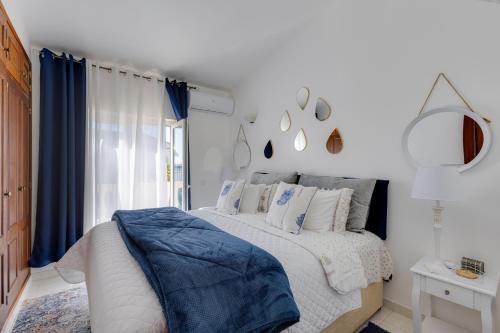 a bedroom with a bed and a window at Villa Arpeggio - Cozy 3-Bedroom Villa with Private Pool in Montinhos da Luz, Lagos in Mato Porcas
