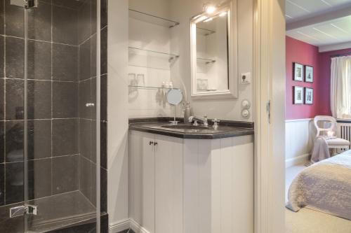 a bathroom with a sink and a shower at Haus Peacock in Kampen