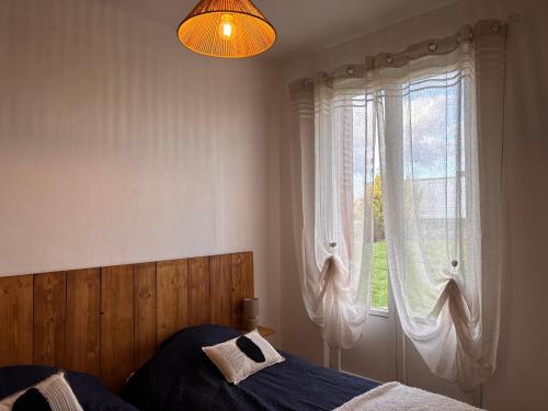 a bedroom with a bed and a window at Gîte Les Mirabelliers à Morville Hébergement cosy in Morville