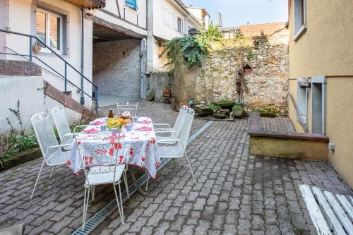 a table and chairs sitting on a brick patio at Gîte chez Suzannala in Ingersheim
