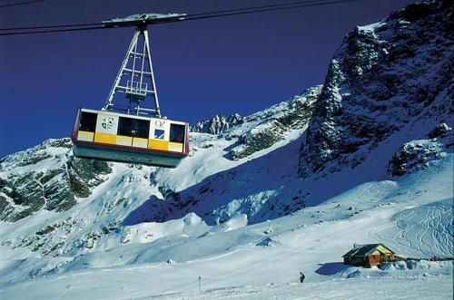 a ski lift over a snow covered mountain at Le Perce Neige in Vaujany