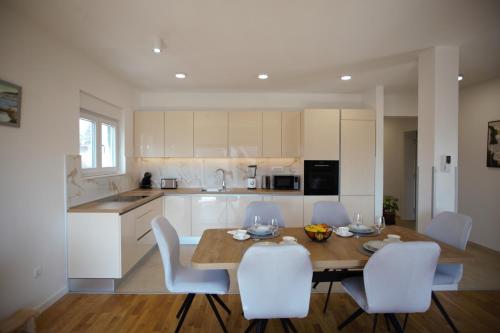 Trogir Kaštela big apartment near the beach