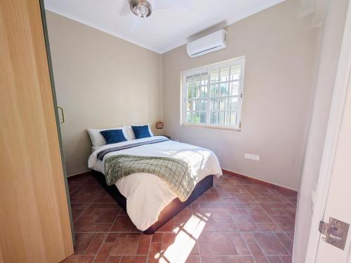 2BR House with Rooftop Terrace, 8 min Walk to Center