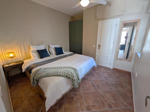 2BR House with Rooftop Terrace, 8 min Walk to Center