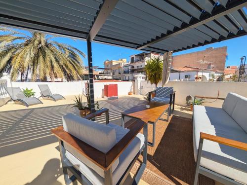 2BR House with Rooftop Terrace, 8 min Walk to Center