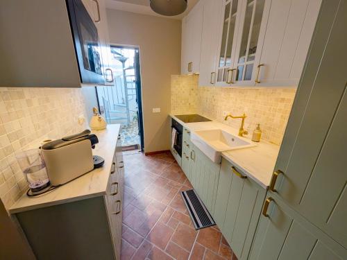 2BR House with Rooftop Terrace, 8 min Walk to Center
