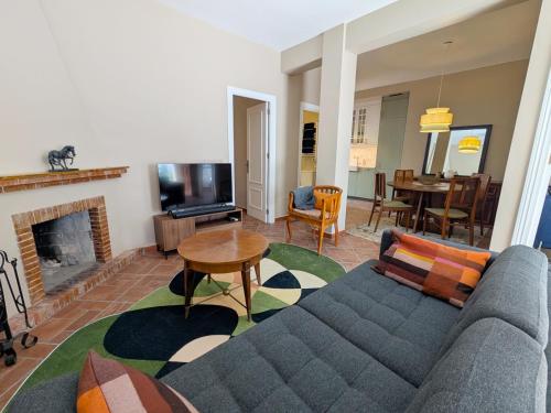2BR House with Rooftop Terrace, 8 min Walk to Center